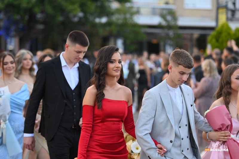 Maturanti Ekonomske i Srednje muzičke škole u Bijeljini večeras slave: Stekli znanje i prijateljstva (FOTO)