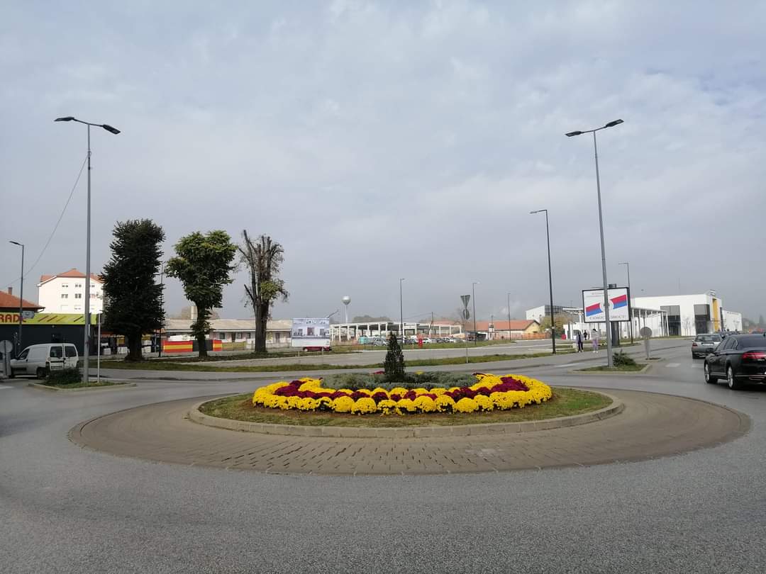 Kružni tokovi u Bijeljini ukrašeni cvijećem (FOTO)