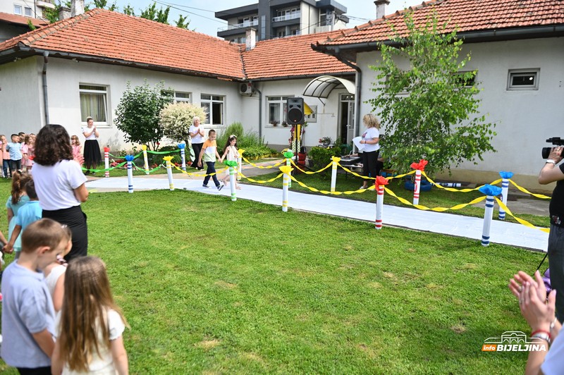 I predškolci obilježili maturu – rastanak sa vaspitačima, od septembra novo poglavlje (FOTO)