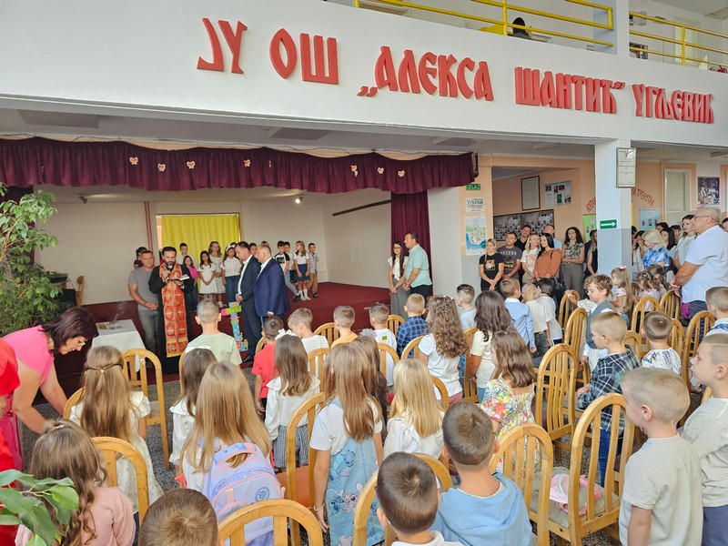 Počela školska godina u Ugljevika: Zvono, opet, zazvonilo!