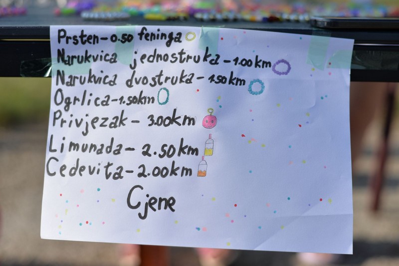 Djevojčice iz Bijeljine prodaju limunadu i nakit: Tokom raspusta zarađuju džeparac za ljetovanje (FOTO)