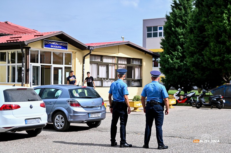 BEZBJEDNOST PODIGNUTA NA VIŠI NIVO  Bijeljinske đake čuva 16 policajaca, motre i školu i ulicu (FOTO)