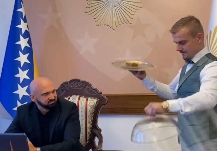 „VIP USLUGA“ Konobar donio BAKLAVU Rami Isaku u njegov kabinet, sve okačio na TikTok
