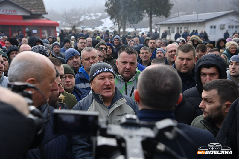 Radnici RiTE Ugljevik poručili šefovima: Idite u Banjaluku i ne vraćajte se bez rješenja (FOTO)