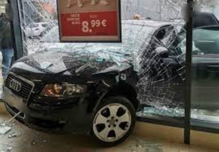 Penzionerka uletela vozilom u izlog Lidla u pokušaju da se parkira