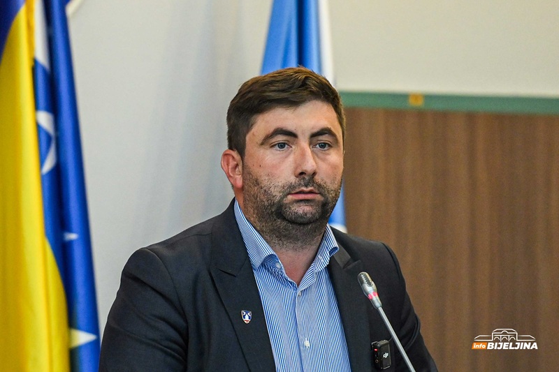 Ljubiša Petrović “brani” klavir od 500.000 maraka: Ne kupujem ga ja, nego grad Bijeljina i najbolji je na svijetu