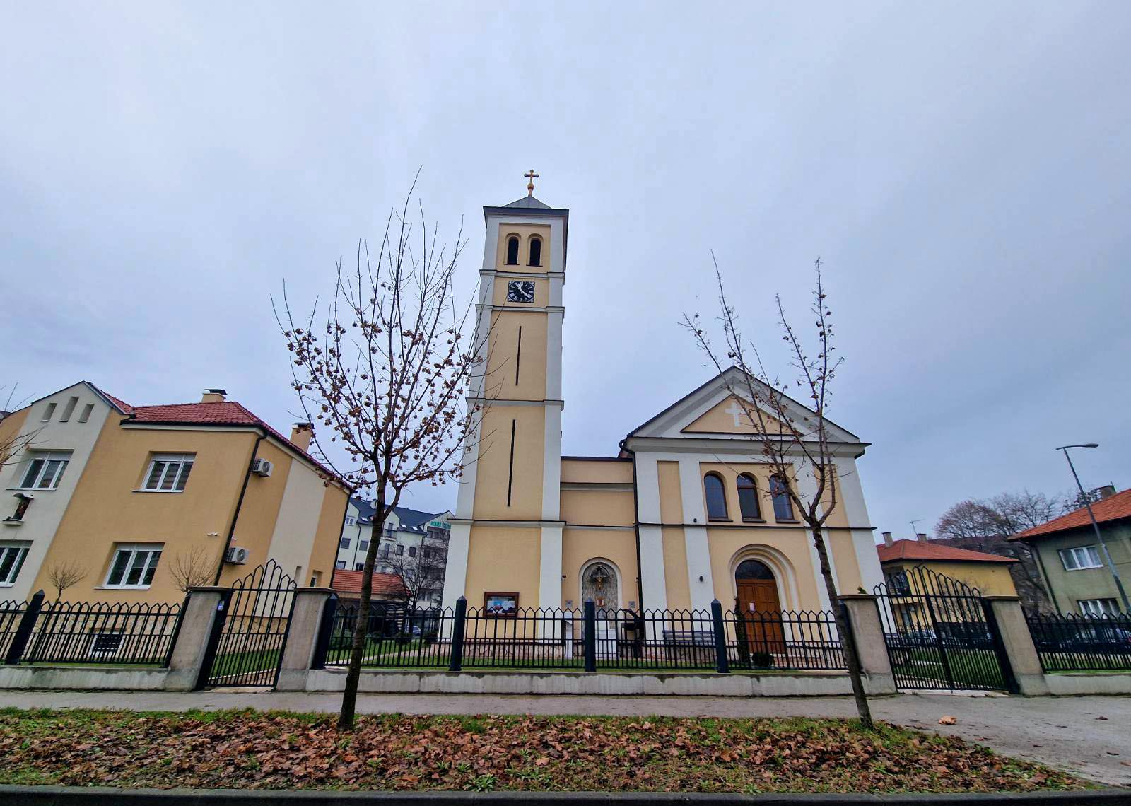 Katolici u Bijeljini proslavljaju Božić: Suština je širiti ljubav i toleranciju (FOTO)