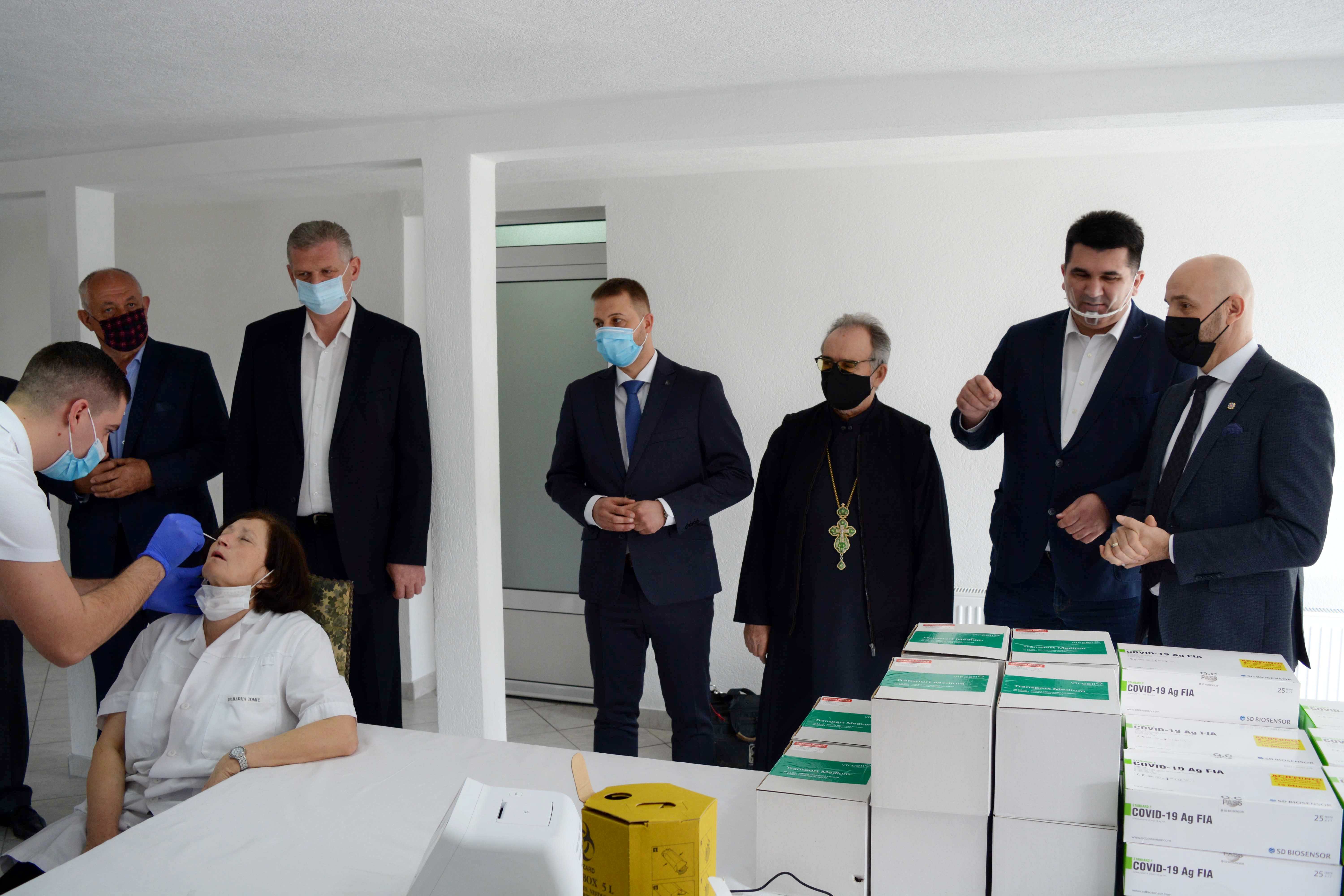 Miroslav Kojadinović donirao Domu zdravlja Lopare aparat za brzo testiranje antigena