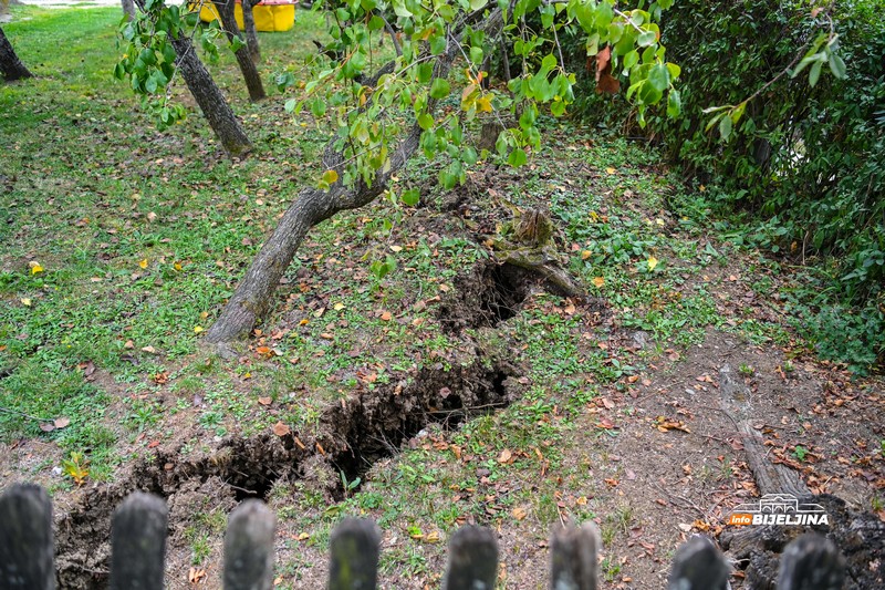 Mještani Ugljevik Sela u strahu: Put uništen, odron prijeti kućama (FOTO)