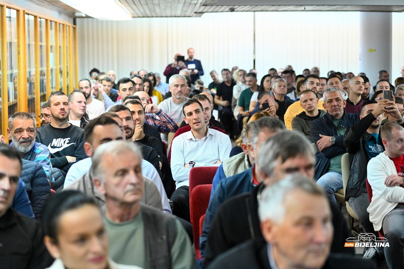 Svetislav Pešić održao promociju knjige u Bijeljini (FOTO)