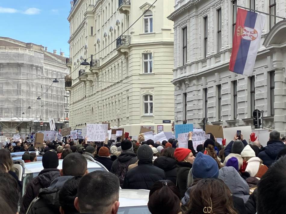 Podrška studentima iz Beča: Nekoliko hiljada Srba ispred ambasade