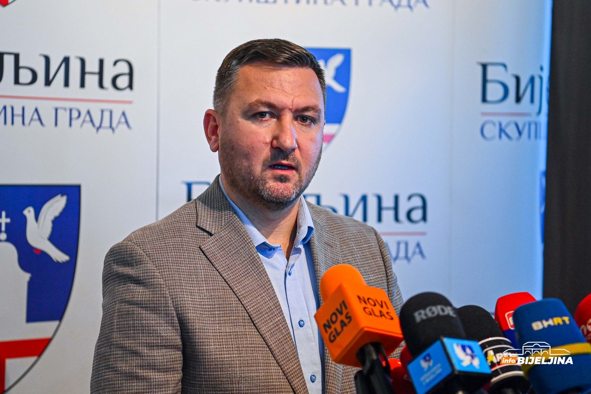 “Ćutolozi” u Skupštini Grada Bijeljina: Četiri odbornika se nijednom nisu javila za riječ (SPISAK)