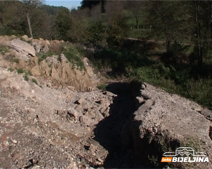 Poplave i klizišta ne miruju na Majevici: Šteta veća od pola miliona maraka, mještani strahuju za svoje domove i živote /FOTO/