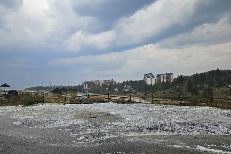 Grad uništio vozila i zabijelio planinu