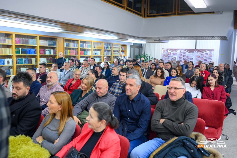 Bijeljina: Promovisana knjiga Miloša Stevanovića, djelo kojem se čitaoci uvijek vraćaju (FOTO)