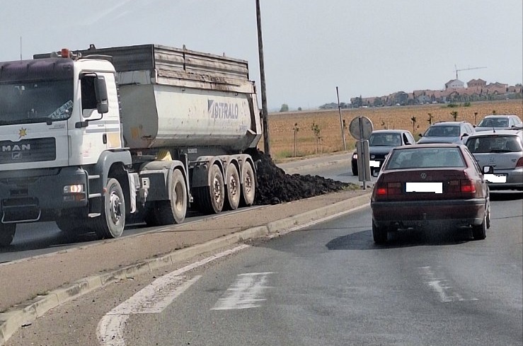 Bijeljina: Đubrivo se prosulo iz kamionske prikolice, saobraćaj usporen (FOTO)