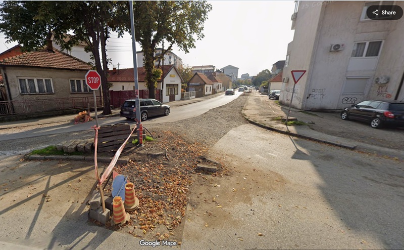 Šta je Google vozilo snimilo u Bijeljini: Stolica čuva parking, a djeci je sve bilo jasno (FOTO)