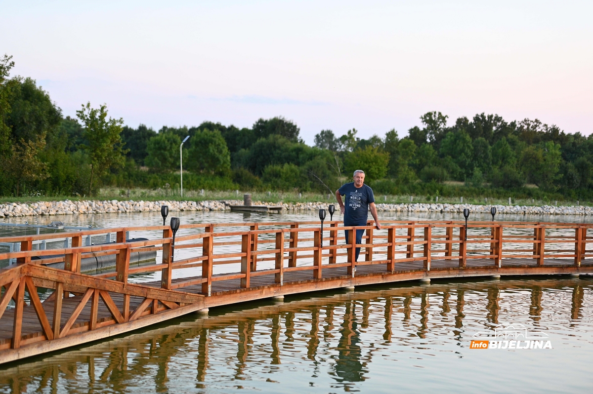 Mićo Čokić oplemenjuje rodno selo kod Šamca: Površinu obraslu šibljem pretvorio u impozantan kompleks