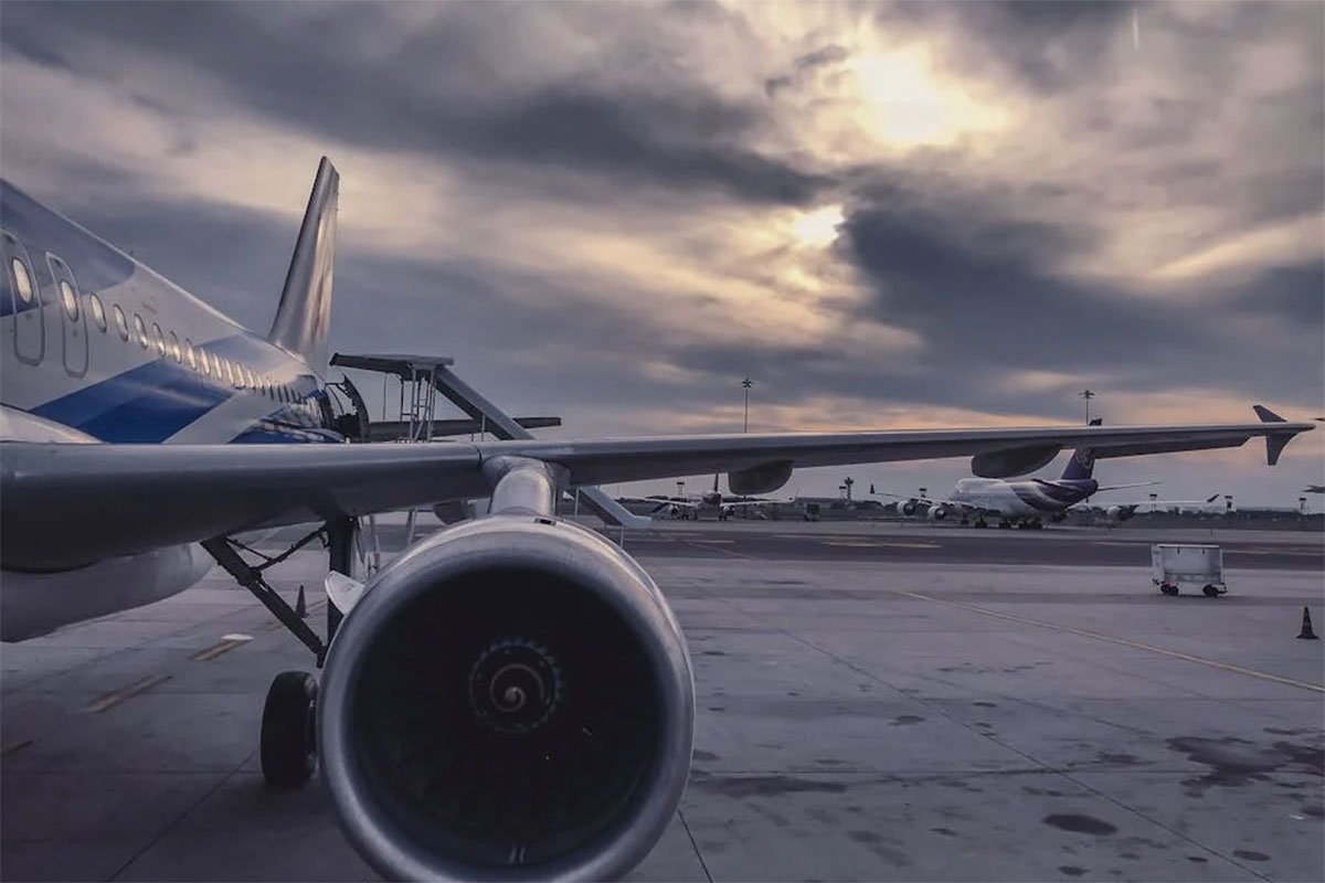 Eksplodirala baterija mobilnog telfona u avionu, putnici evakuisani