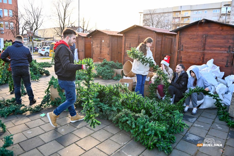 Bijeljina: Počelo postavljanje novogodišnje jelke na trgu (FOTO)