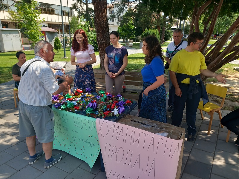 Bijeljina: Djeca sa smetnjama u razvoju pripremila ivanjdanske vjenčiće (FOTO)