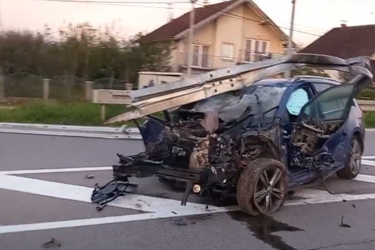 Teška saobraćajka kod Prijedora: Udario u stub pa u znak, motor ispao