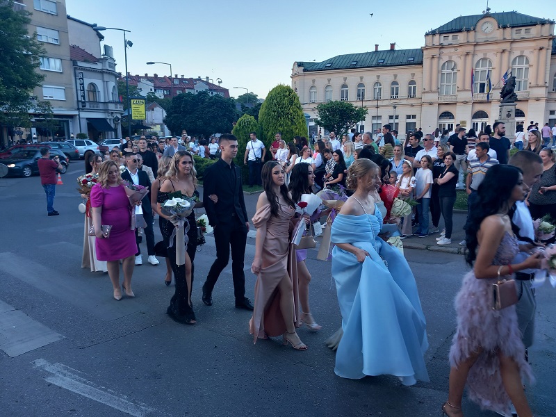 Bijeljina: Maturanti Ekonomske škole u defileu ulicama grada (FOTO)