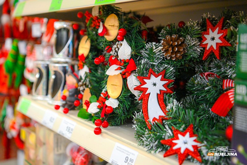 Bijeljinci se spremaju za novogodišnje praznike: U prodaji i jelka od 270 cm (FOTO)