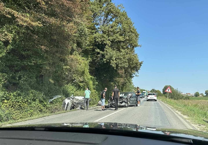 Teška nesreća kod Modriče: Žena ostala zaglavljena u autu