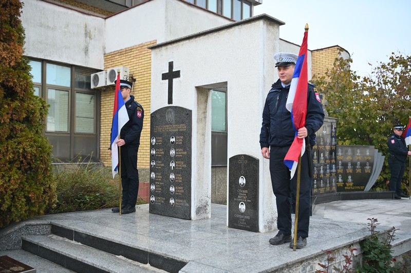 Položeni vijenci: Policijska uprava Bijeljina obilježava Krsnu slavu Svetog Arhangela Mihaila (FOTO)