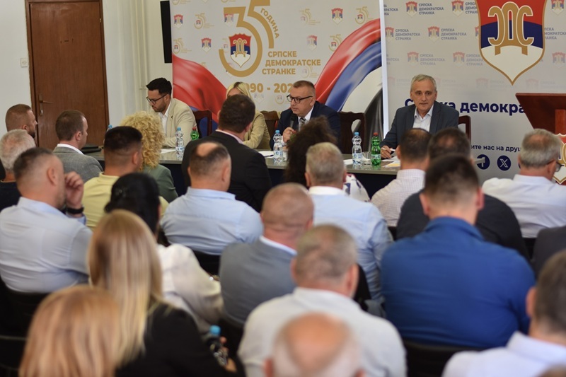 Članovi GO SDS-a satima na jednoj tački dnevnog reda
