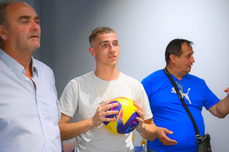 Podrška mladima: PSS Bijeljina donirao sportsku opremu FK “Drina” Amajlije (FOTO)