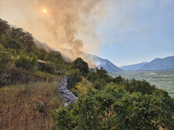 Požar u Popovom Polju, vatra se proširila prema selima Sedlari, Grmljani, Poljice