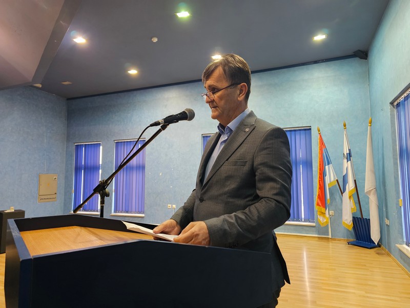 Ugljevik ne zaboravlja heroje: Porodicama poginulih boraca i vojnim invalidima uručeno po 150 KM povodom Božića