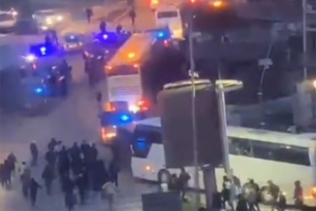 Haos u Novom Pazaru: Torcida kamenovala autobuse, Delije iskakale kroz prozor