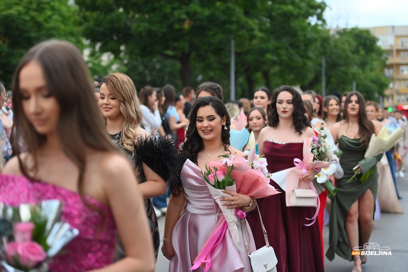 Maturanti Poljoprivredne i medicinske škole Bijeljina zablistali gradskim ulicama (FOTO)