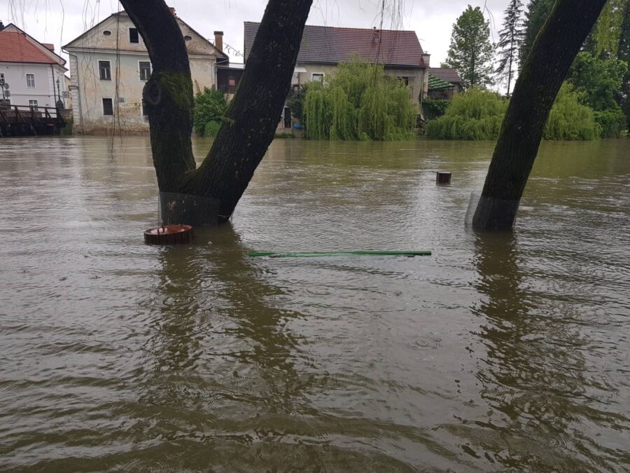 Nevrijeme u Sloveniji, bujica nosi sve pred sobom (VIDEO)