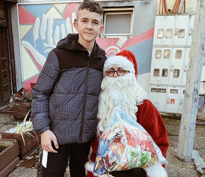 Mališane iz Udruženja gluvih i nagluvih regije Bijeljina obradovao Deda Mraz (FOTO)