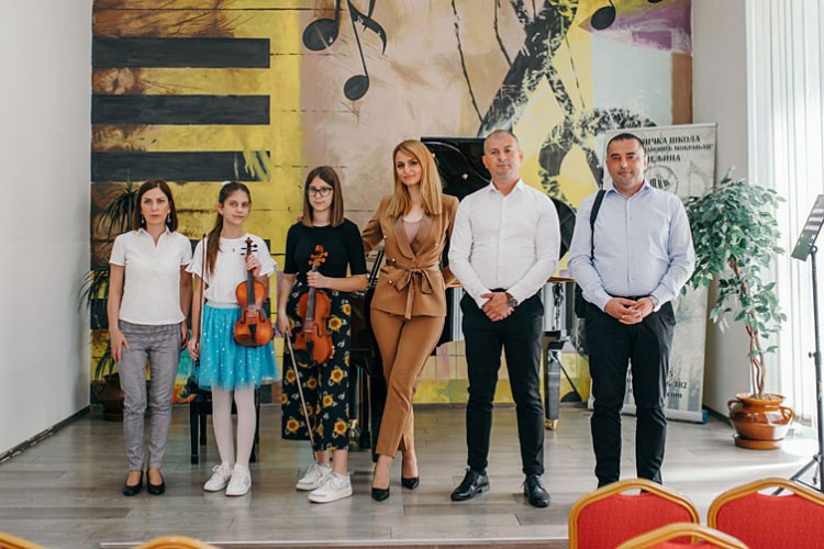 Za male virtuoze: Mozzart poklonio violine Muzičkoj školi u Bijeljini