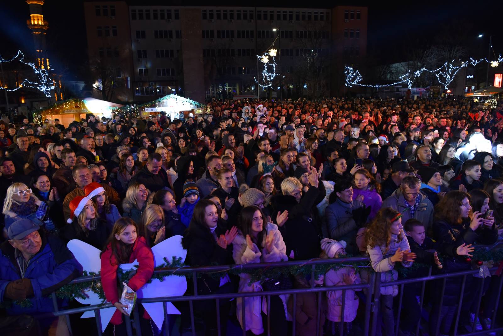 Bijeljinci uz vatromet i grupu „Zana“ dočekali novu 2024. godinu (FOTO)