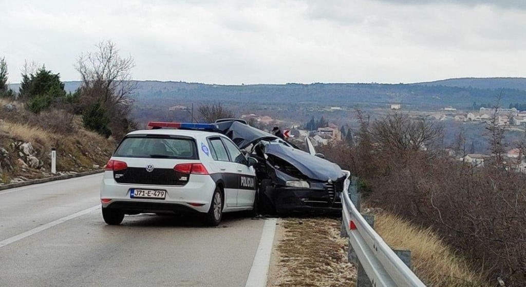 Teška nesreća kod Mostara: Jedna osoba nastradala, tri policajaca povrijeđena