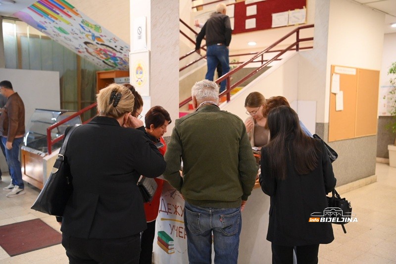Bijeljinci poranili da glasaju, otvorena birališta (FOTO)