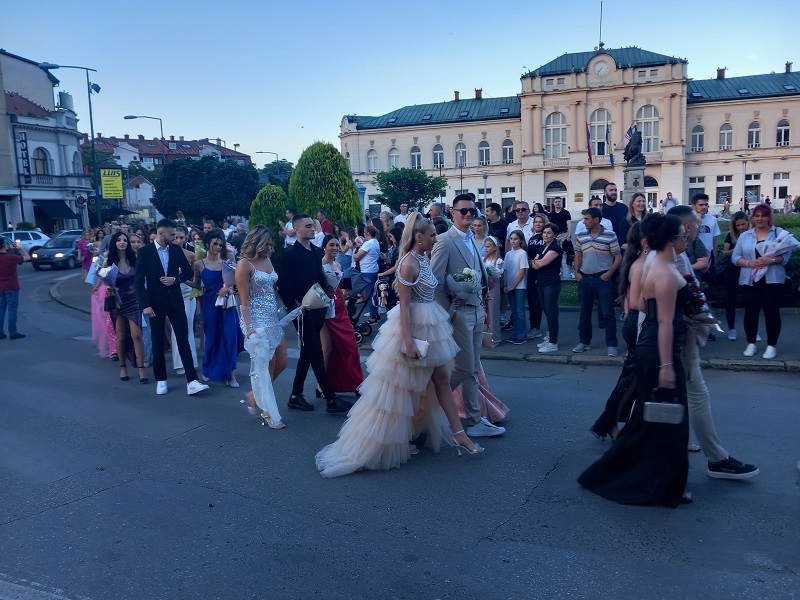 Bijeljina: Maturanti Ekonomske škole u defileu ulicama grada (FOTO)