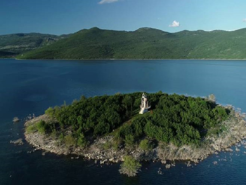 Do ljeta savremeni splav sa plažnim barom na Bilećkom jezeru