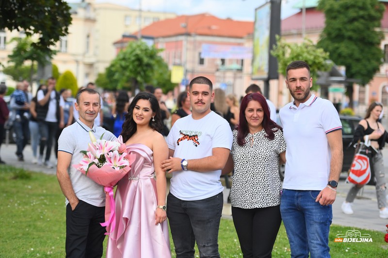 Maturanti Poljoprivredne i medicinske škole Bijeljina zablistali gradskim ulicama (FOTO)