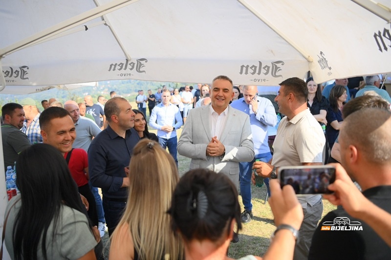 Minić u Puškovcu kod Lopara: Moja kancelarija je cijela Srpska (FOTO)