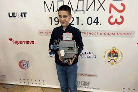  Osnovac iz Banjaluke izumio robota koji daje lijekove