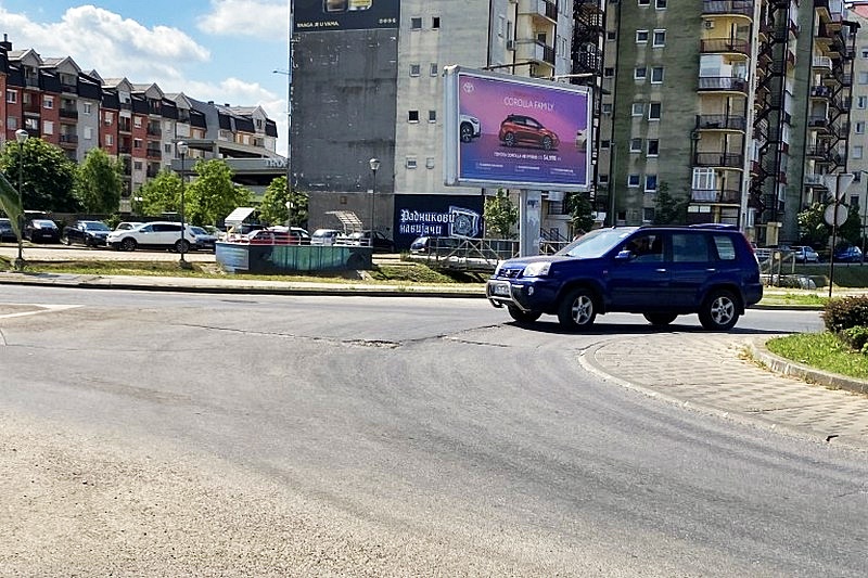 Bijeljina: Izbočina u kružnom toku stvara probleme vozačima, jedino je nadležni ne vide (FOTO)