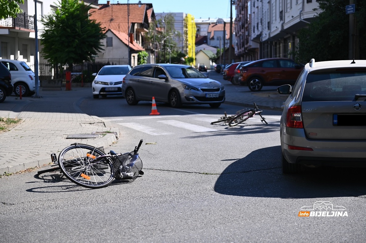 Nezgoda u Bijeljini: Vozilo udarilo dvojicu biciklista (FOTO)