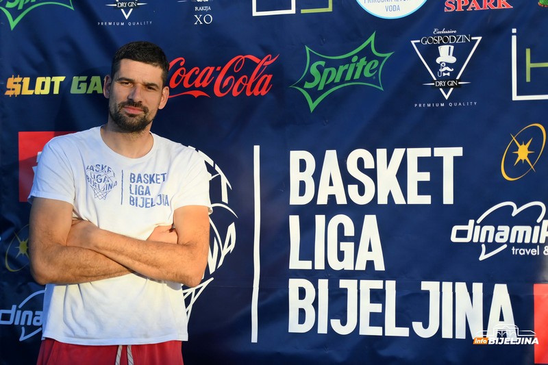 Košarkaška magija u Bijeljini: Legendarni asovi ponovo na terenu Radnika (FOTO)